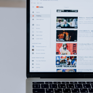 شاشة حاسوب محمول تعرض صفحة "المحتوى الرائج" (Trending) على يوتيوب، ترمز إلى أهمية ظهور إعلانات يوتيوب أمام الجمهور في المكان الذي يقضي فيه وقته. 